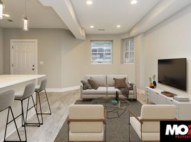 1055 N Wolcott Ave, Chicago, IL