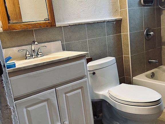 3rd image of 157 Laurel St #2