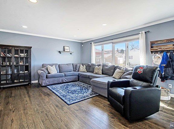 4th image of 553 Sollas Ct