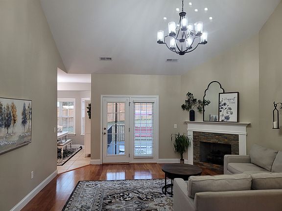 5th image of 806 Ellington Park Dr