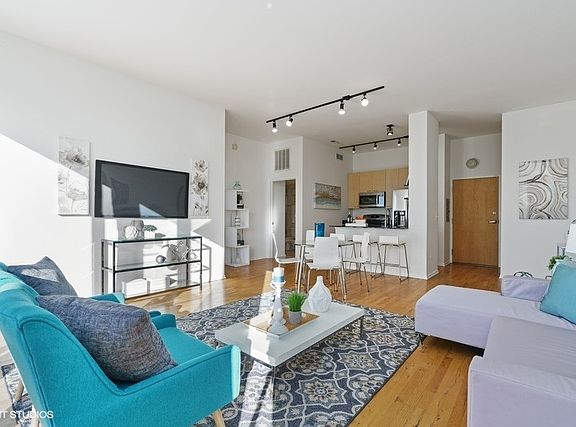 4th image of 1440 S Michigan Ave Penthouse 9
