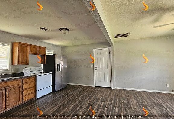 3rd image of 2417 Oak Dr