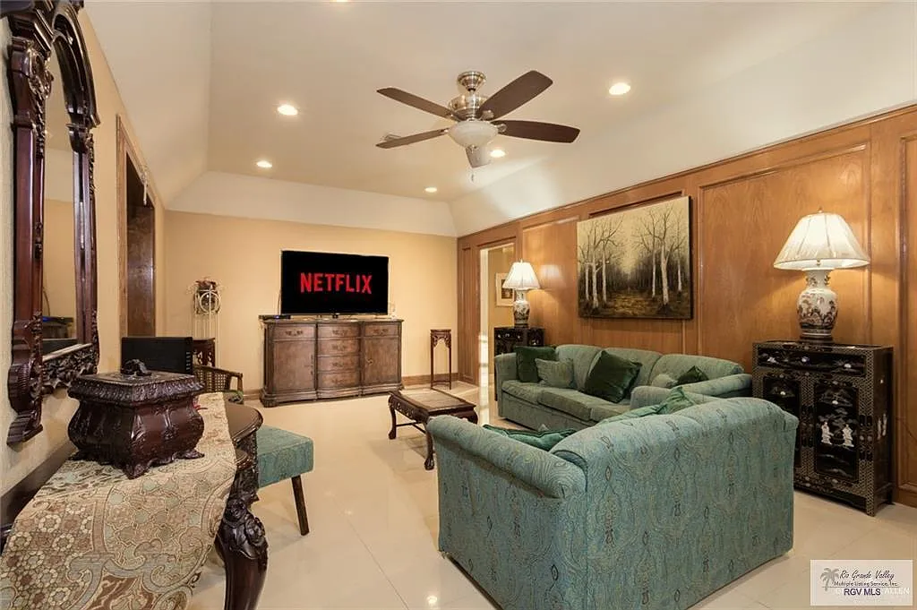 2 bed, 2.0 bath, 3000 sqft, $1,800 — Photo 4