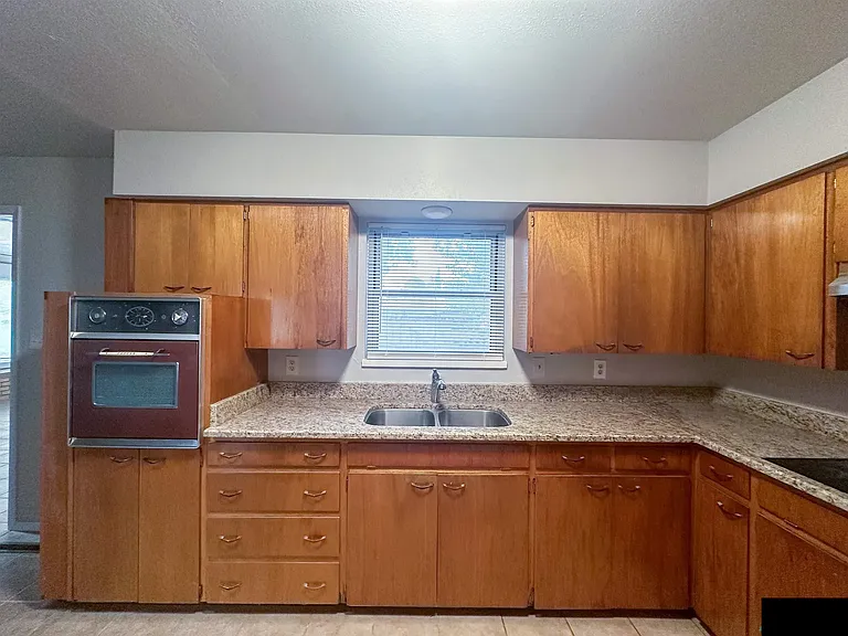 2104 W Runyan Ave — Photo 5