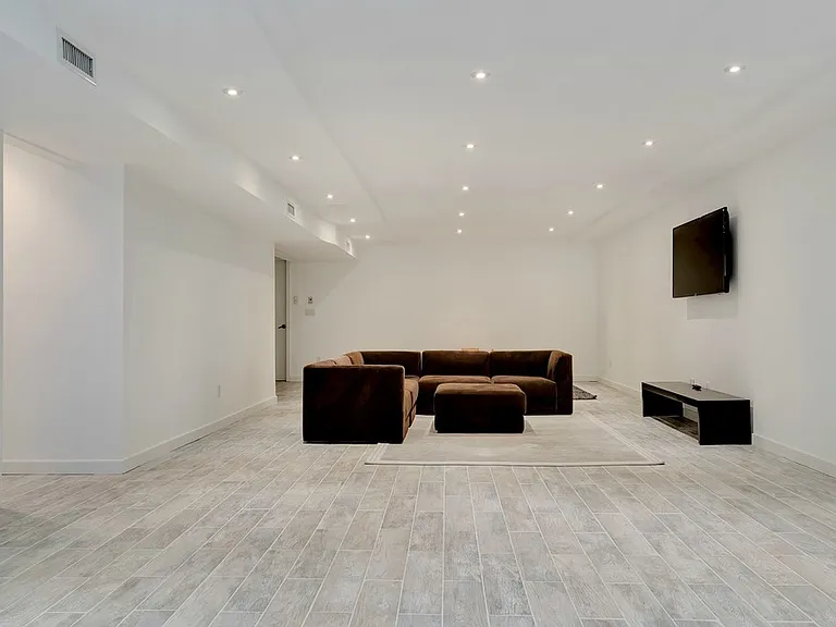 1705 Noyack Rd — Photo 17