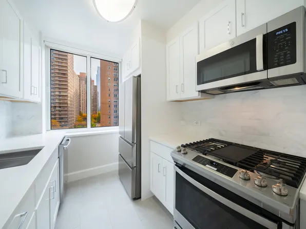 140 Riverside Boulevard image 10 of 11