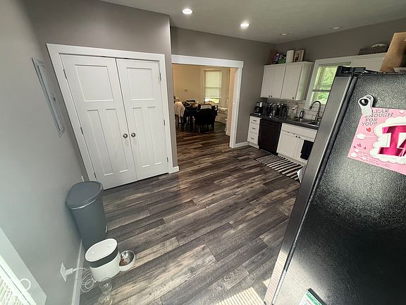 5th image of 742 Walnut St
