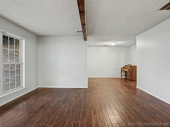 2nd image of 1034 E Courtney Ave