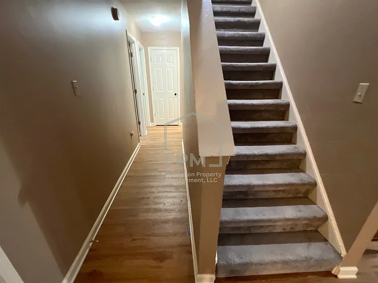 1095 Carriage Dr S — Photo 7