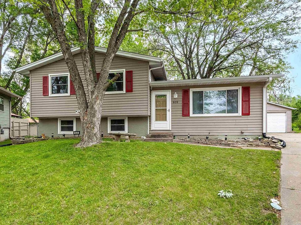 1st image of 609 34th Avenue Ct W
