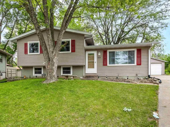 609 34th Avenue Ct W, Milan, IL 61264