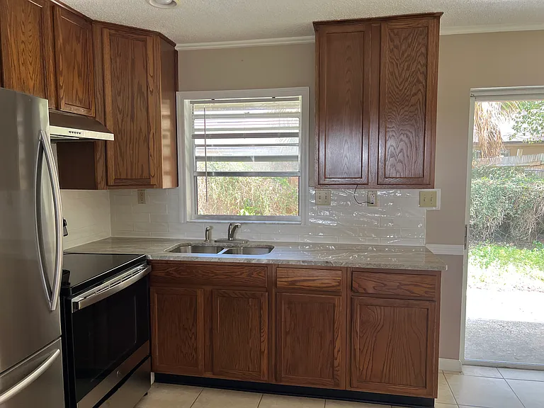 444 Georgia Ave — Photo 8