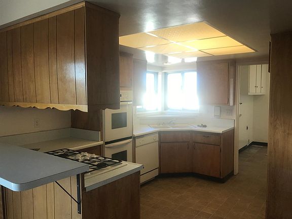 3rd image of 17600 Danbury Ave