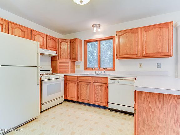 5th image of 26 Melrose Dr