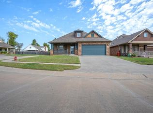 758 Glenhaven Villas Ct, Midwest City, OK 73110