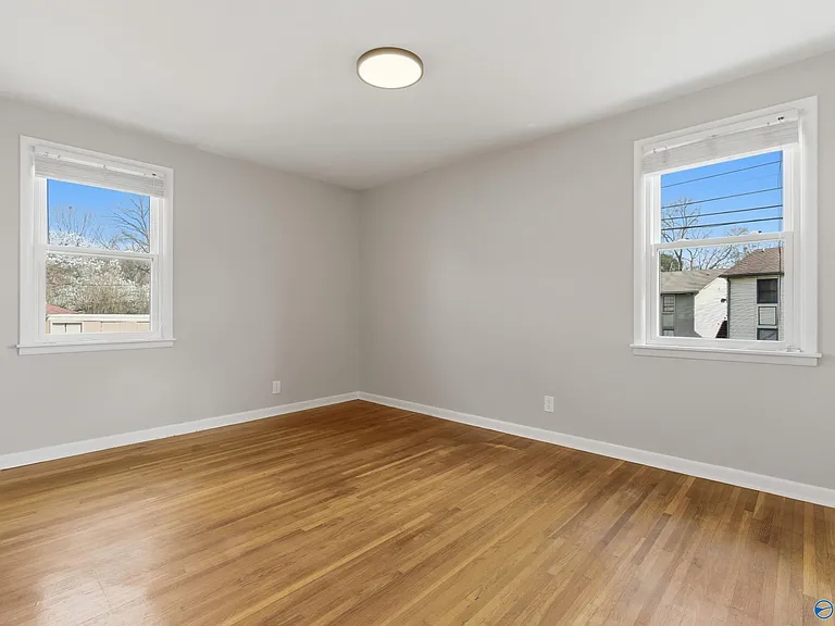 400 Harolds Dr NW — Photo 9