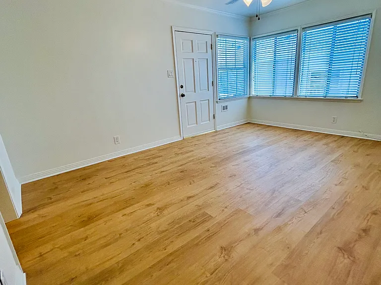 1214 W Victory Blvd — Photo 28