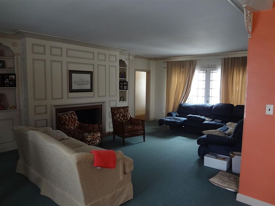 2nd image of 215 W 11th St