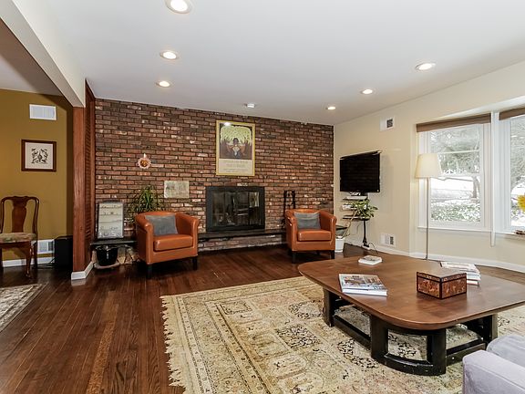5th image of 180 Hillair Cir