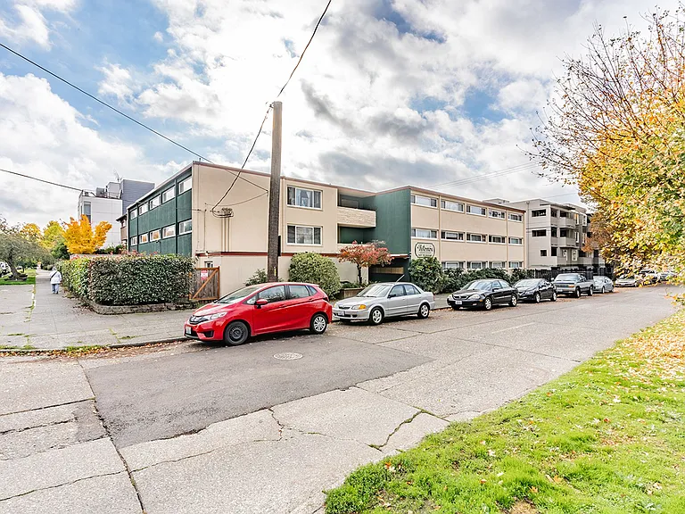 Westernaire Apartments — Photo 11