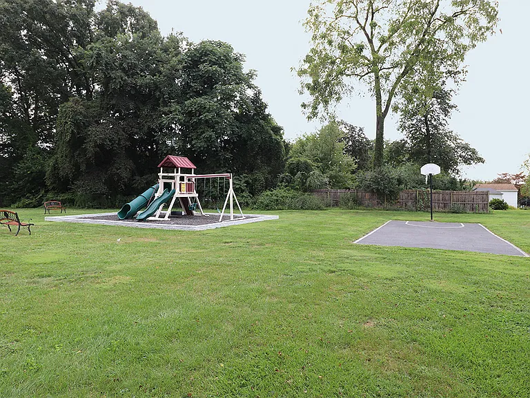Mayfair Manor — Photo 10