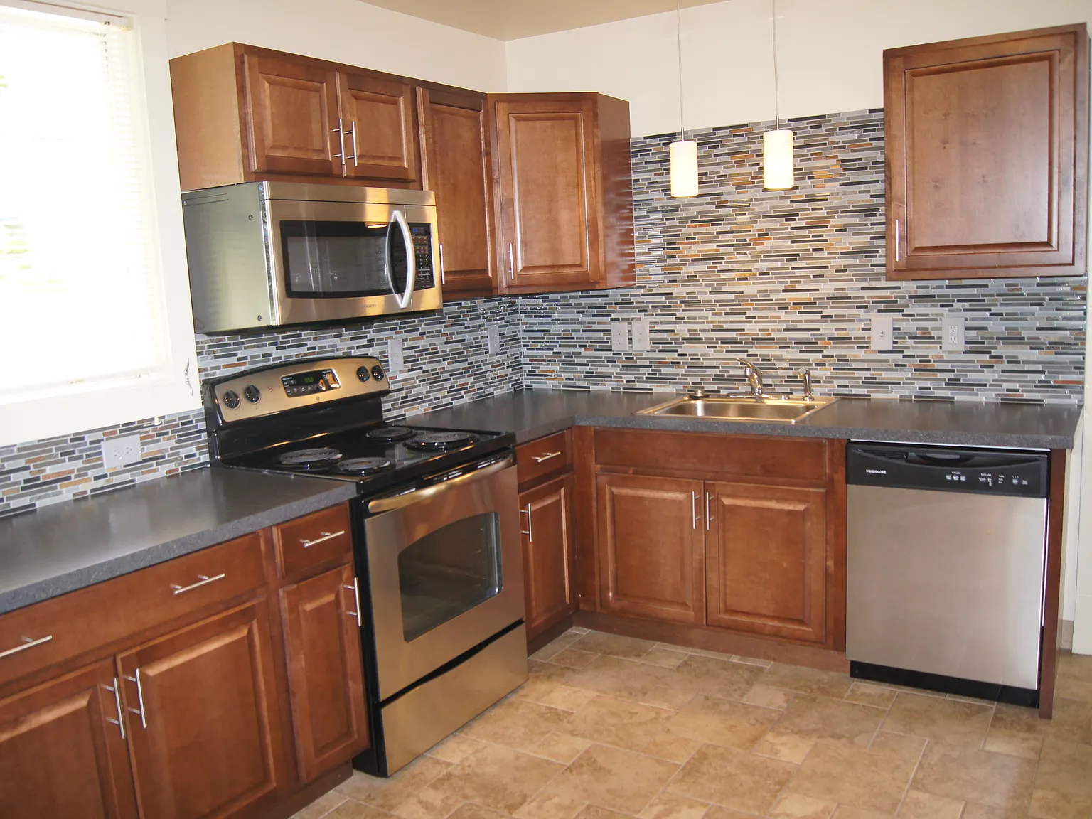5 bed, $4,650 — Photo 2