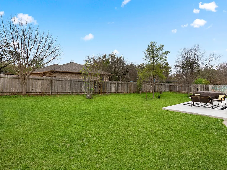 Huge Fenced Backyard!