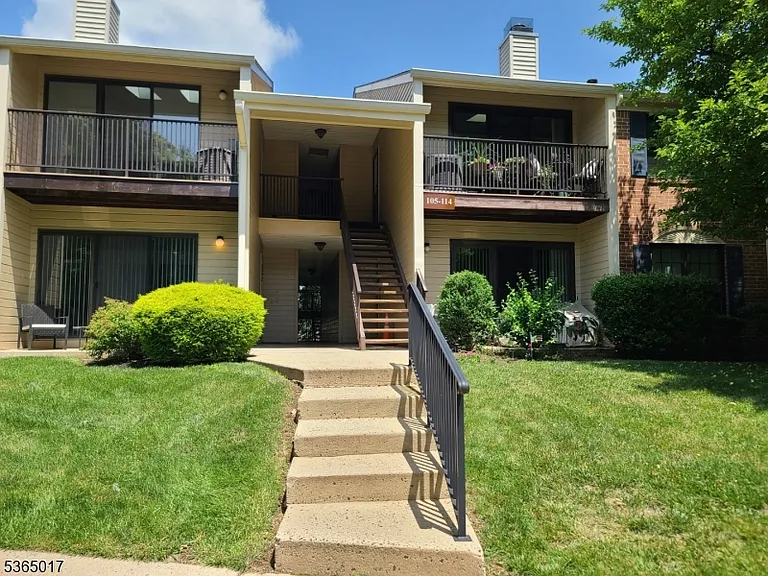 113 Irving Pl — Photo 2