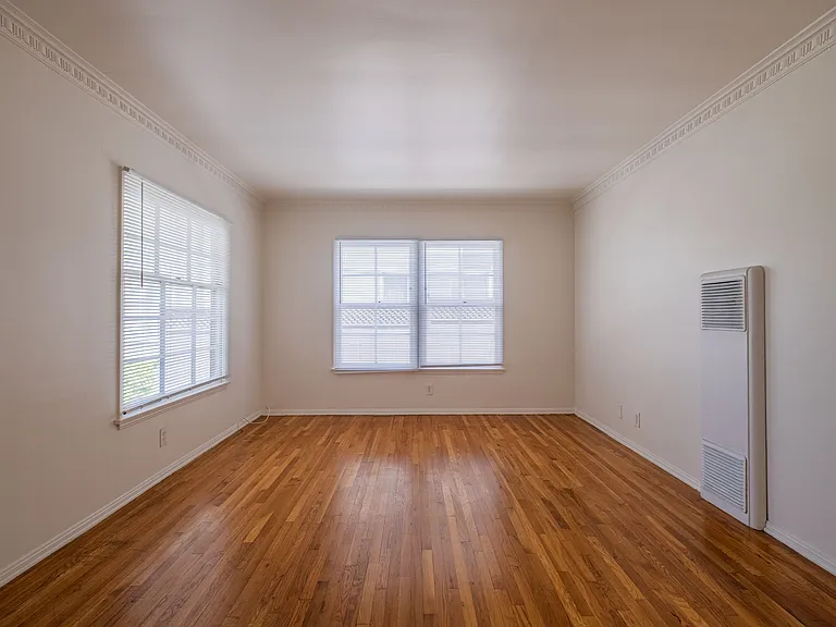 756 S Plymouth Blvd #6 — Photo 2