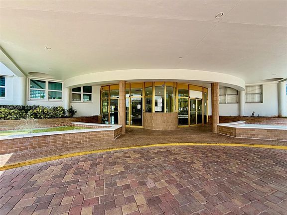 5th image of 100 Golden Isles Dr APT 901