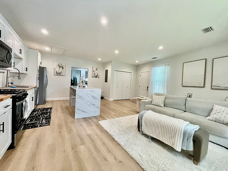 1009 Pinebrook Dr — Photo 1