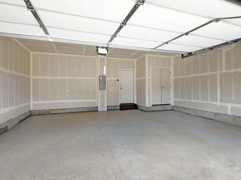 4954 Denys Dr — Photo 30