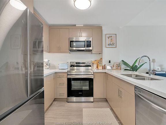 5th image of 1489 Banwell Rd #423