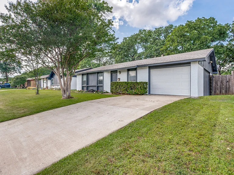 1025 Kingston Dr — Photo 3
