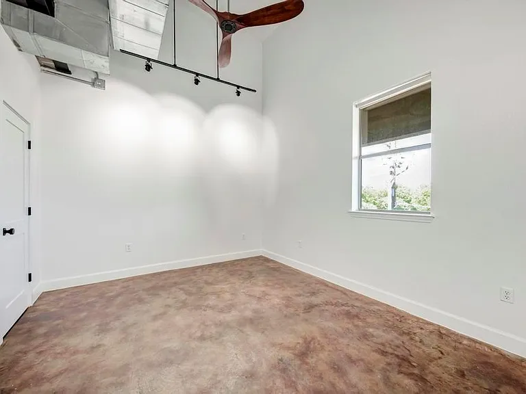 807 E 14th St #305 — Photo 28