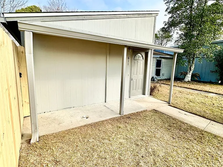 611 Carnathan Ct — Photo 2