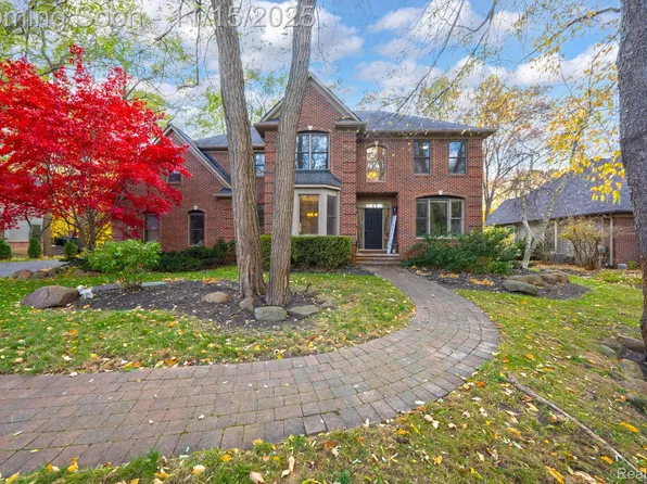 9751 Kingston Pointe Dr, Clarkston, MI 48348