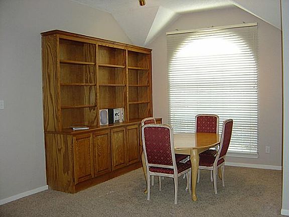 4th image of 4730 Village Oak Dr