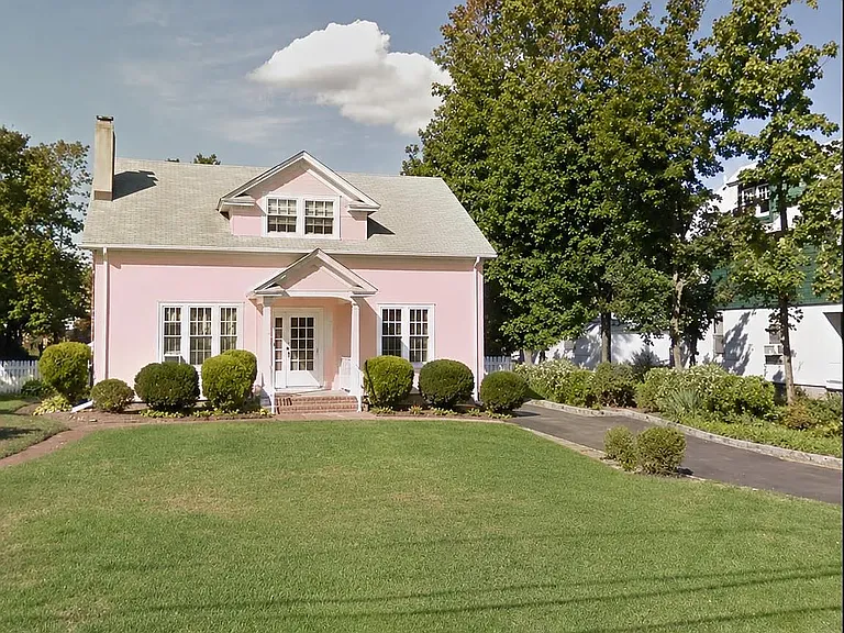 27 Arrandale Ave — Photo 1