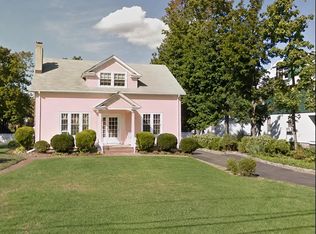 27 Arrandale Ave, Great Neck, NY 11024