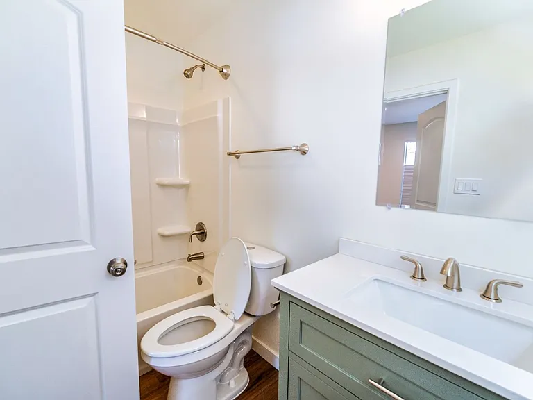 Lake Court Apartments — Photo 9