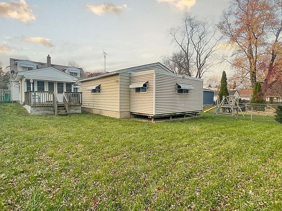 5th image of 1057 Leith Ave