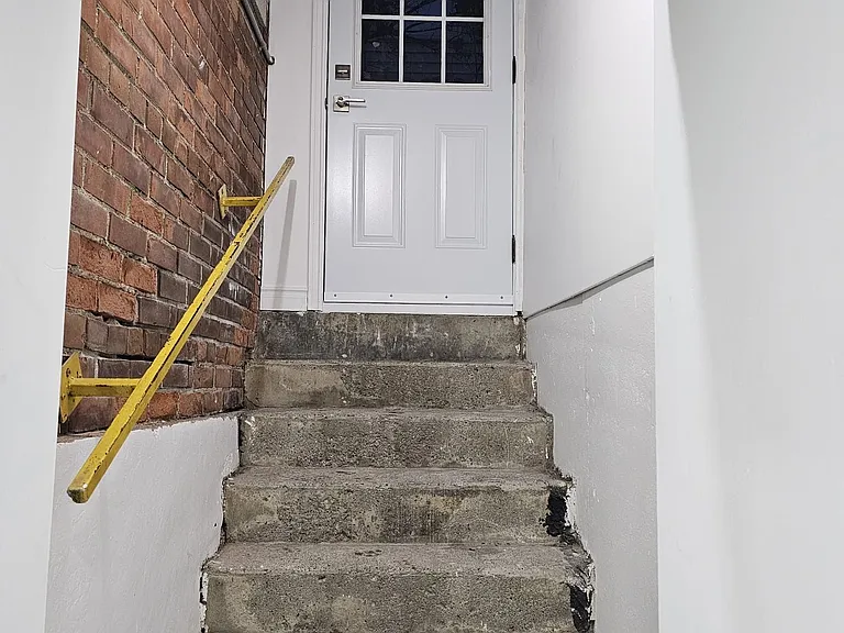 137B Chatham Ave — Photo 15