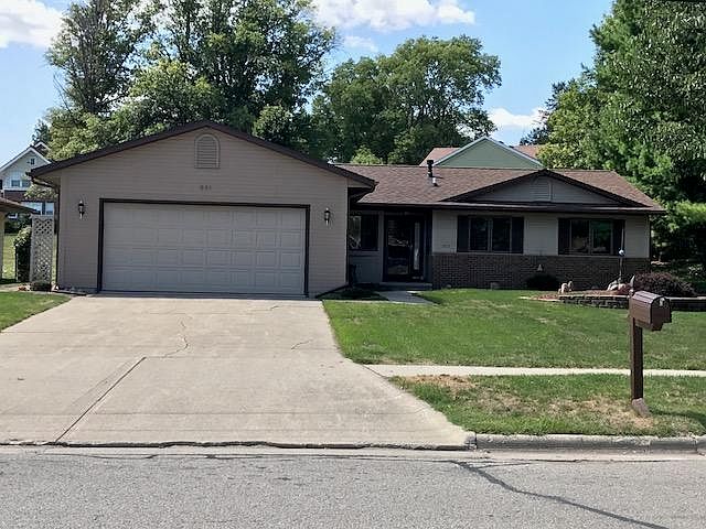2nd image of 821 Forest Ave