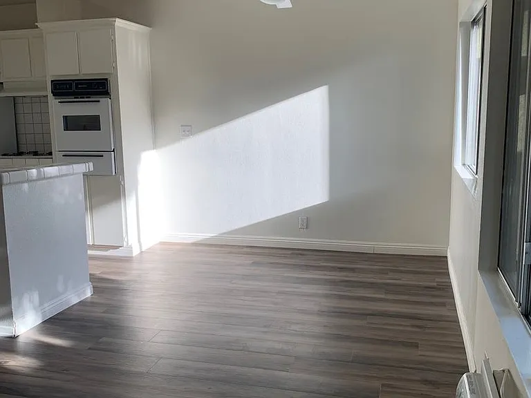 Hollywood Villa Apts. — Photo 15