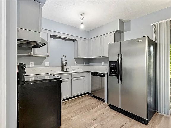 4th image of 1094 Chinook St