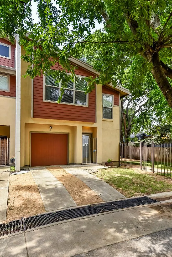 Building Photo - 2608 E 6th St #8