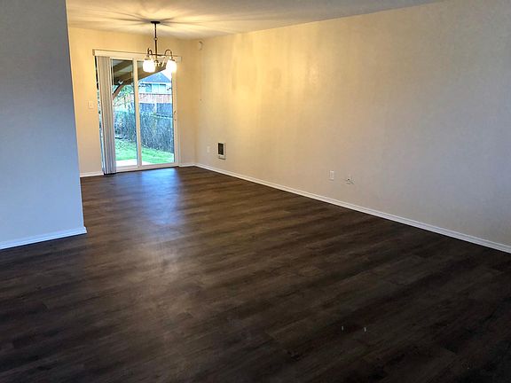 4th image of 515 Rosewood Ct S