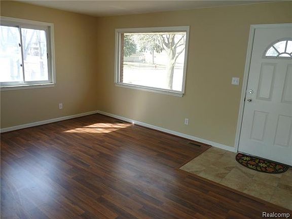 4th image of 31851 Lynne Dr