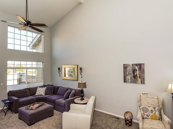 LARGE LIVING ROOM WITH ACCESS TO PATIO